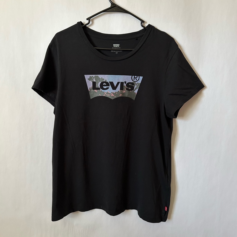 2/$15!!! Women’s Levi’s Shirt Size L